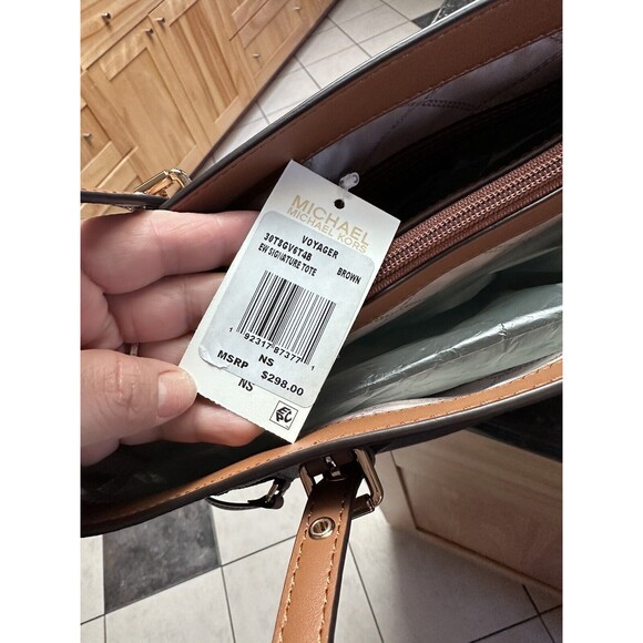 MICHAEL KORS VOYAGER EAST WEST LOGO SIGNATURE TOTE BAG Brown - Picture 5 of 9